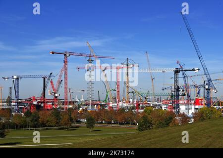 Quand des grues tirent dans le ciel - fascination bauma 2022 ouvre ses portes après l'interruption Corona de 24.-30.10.2022 au centre d'exposition de Munich. Le Bauma est le plus grand et probablement le salon le plus impressionnant au monde avec plus de 400 000 000 visiteurs. Le principal salon international incontesté impressionne également par son exhaustivité: Tous les secteurs. Tous les leaders du marché. Beaucoup d'innovations. Véhicules de construction et équipements de construction grues de construction, grues sur l'espace ouvert du salon Riem de Munich. ?SVEN SIMON photo Agency GmbH & Co Presse photo KG # Princess-Luise-St Banque D'Images