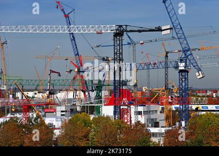 Quand des grues tirent dans le ciel - fascination bauma 2022 ouvre ses portes après l'interruption Corona de 24.-30.10.2022 au centre d'exposition de Munich. Le Bauma est le plus grand et probablement le salon le plus impressionnant au monde avec plus de 400 000 000 visiteurs. Le principal salon international incontesté impressionne également par son exhaustivité: Tous les secteurs. Tous les leaders du marché. Beaucoup d'innovations. Véhicules de construction et équipements de construction grues de construction, grues sur l'espace ouvert du salon Riem de Munich. ?SVEN SIMON photo Agency GmbH & Co Presse photo KG # Princess-Luise-St Banque D'Images