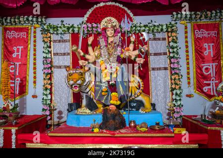 Une belle idole de Maa Durga adorée à un mandal à Mumbai pour le festival indien de Navratri Banque D'Images