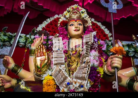 Une belle idole de Maa Durga adorée à un mandal à Mumbai pour le festival indien de Navratri Banque D'Images