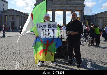 Berlin, Allemagne - 16 octobre 2022 - rassemblement à Pariser Platz à Mitte pour la démocratie en Algérie. (Photo de Markku Rainer Peltonen) Banque D'Images