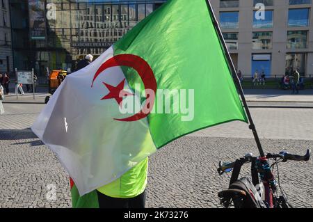 Berlin, Allemagne - 16 octobre 2022 - rassemblement à Pariser Platz à Mitte pour la démocratie en Algérie. (Photo de Markku Rainer Peltonen) Banque D'Images