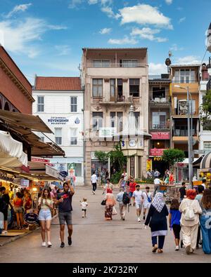 Istanbul, Turquie - 24 août 2022: Touristes et locaux marchant autour de la tour de l'horloge à la place du marché bondée dans l'île de Buyukada, la plus grande des quatre îles appelées Princes dans la mer de Marmara Banque D'Images