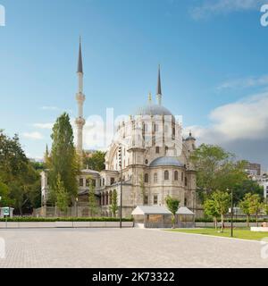 Mosquée ottomane Nusretiye ornée, commandée par le Sultan Mahmut II, situé dans le district de Tophane de Beyoglu, Istanbul, Turquie Banque D'Images