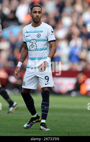 Birmingham, Royaume-Uni. 16th octobre 2022. Pierre-Emerick Aubameyang de Chelsea regarde. Match Premier League, Aston Villa v Chelsea à Villa Park à Birmingham le dimanche 16th octobre 2022. Cette image ne peut être utilisée qu'à des fins éditoriales. Utilisation éditoriale uniquement, licence requise pour une utilisation commerciale. Aucune utilisation dans les Paris, les jeux ou les publications d'un seul club/ligue/joueur. photo par Andrew Orchard/Andrew Orchard sports photographie/Alamy Live News crédit: Andrew Orchard sports photographie/Alamy Live News Banque D'Images