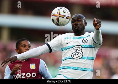Birmingham, Royaume-Uni. 16th octobre 2022. Kalidou Koulibaly de Chelsea en action. Match Premier League, Aston Villa v Chelsea à Villa Park à Birmingham le dimanche 16th octobre 2022. Cette image ne peut être utilisée qu'à des fins éditoriales. Utilisation éditoriale uniquement, licence requise pour une utilisation commerciale. Aucune utilisation dans les Paris, les jeux ou les publications d'un seul club/ligue/joueur. photo par Andrew Orchard/Andrew Orchard sports photographie/Alamy Live News crédit: Andrew Orchard sports photographie/Alamy Live News Banque D'Images