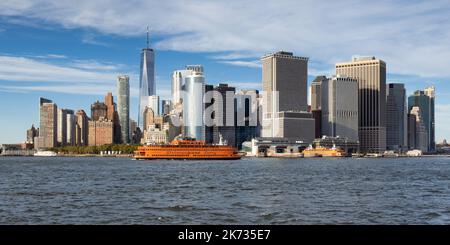 Horizon de la ville de New York Lower Manhattan avec le ferry Staten Island. Vue sur le World Trade Center dans le quartier financier depuis le port de New York Banque D'Images