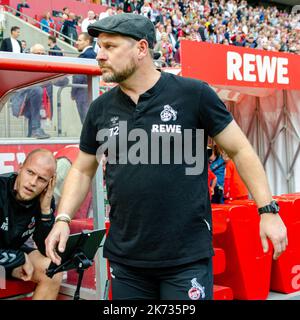 Cologne, Rhénanie-du-Nord-Westphalie, Allemagne. 16th octobre 2022. L'entraîneur-chef du FC Cologne, STEFFEN BAUMGART, marche le long du terrain avant le match du FC Cologne contre le FC Augsburg Bundesliga au RheinEnergieStadion à Cologne, en Allemagne, sur 16 octobre 2022. (Image de crédit : © Kai Dambach/ZUMA Press Wire) Banque D'Images