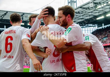 Cologne, Rhénanie-du-Nord-Westphalie, Allemagne. 16th octobre 2022. Denis HUSEINBASIC, joueur du FC Cologne (8), est pris par des coéquipiers, dont ERIC MARTEL (6, à gauche), après avoir marqué un but dans le match du FC Cologne contre le FC Augsbourg Bundesliga au RheinEnergieStadion de Cologne, en Allemagne, sur 16 octobre 2022. (Image de crédit : © Kai Dambach/ZUMA Press Wire) Banque D'Images