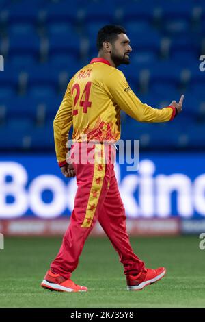 Hobart, Australie. 17th octobre 2022. Sikandar Raza, du Zimbabwe, célèbre après avoir pris le cricket de George Dockrell, d'Irlande, lors du match de la coupe du monde hommes T20 de la CCI entre l'Irlande V Zimbabwe à Bellerive Oval sur 17 octobre 2022 à Hobart, en Australie. IMAGE LIMITÉE À L'USAGE ÉDITORIAL - STRICTEMENT AUCUNE UTILISATION COMMERCIALE crédit: Izhar Ahmed Khan/Alamy Live News/Alamy Live News Banque D'Images