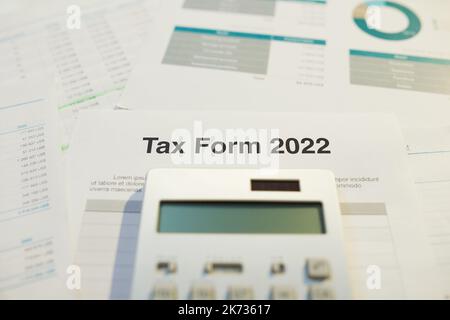 formulaire fiscal 2022 et calculatrice à la réception. Banque D'Images