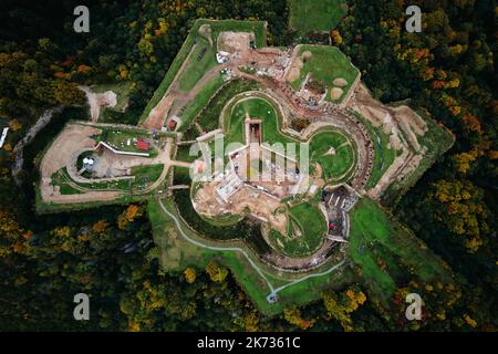 Forteresse de Srebna Gora et montagnes de Sudety en automne, vue aérienne sur les drones. Fort militaire point de repère pour les touristes en Basse Silésie, Pologne Banque D'Images