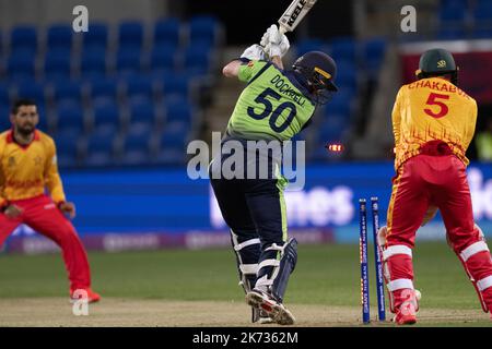 Hobart, Australie. 17th octobre 2022. George Dockrell, d'Irlande, a été séduit par Sikandar Raza, du Zimbabwe, lors du match de la coupe du monde T20 de la CPI entre l'Irlande V Zimbabwe à Bellerive Oval sur 17 octobre 2022 à Hobart, en Australie. IMAGE LIMITÉE À L'USAGE ÉDITORIAL - STRICTEMENT AUCUNE UTILISATION COMMERCIALE crédit: Izhar Ahmed Khan/Alamy Live News/Alamy Live News Banque D'Images