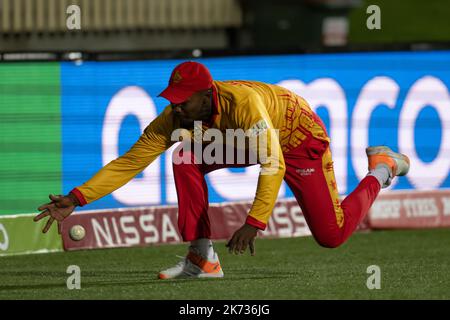 Hobart, Australie. 17th octobre 2022. Luke Jongwe, du Zimbabwe, a sauvé la frontière lors du T20 match de la coupe du monde des hommes de la CPI entre l'Irlande et le Zimbabwe à Bellerive Oval sur 17 octobre 2022 à Hobart, en Australie. IMAGE LIMITÉE À L'USAGE ÉDITORIAL - STRICTEMENT AUCUNE UTILISATION COMMERCIALE crédit: Izhar Ahmed Khan/Alamy Live News/Alamy Live News Banque D'Images