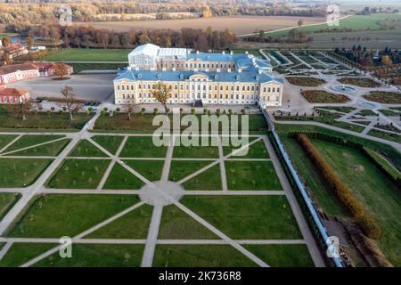 Paysage aérien du Palais Rundale et du parc, capturé d'en haut, Pilsrundale, Lettonie Banque D'Images