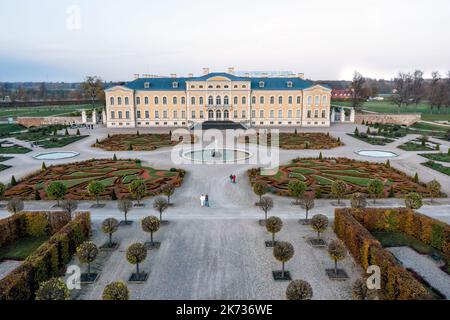 Paysage aérien du Palais Rundale et du parc, capturé d'en haut, Pilsrundale, Lettonie Banque D'Images