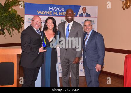 Miramar, États-Unis. 13th octobre 2022. MIRAMAR, FL - OCTOBRE 13 : le pasteur Bob Franquizz, l'épouse Carey Franquizz de la bourse de Calvary, le maire de Miramar, Wayne M. Messam, et Albert Milo Jr., président du groupe de développement urbain connexe, assistent aux Prix d'affaires hispaniques 2022 du Centre culturel Miramar sur 13 octobre 2022 à Miramar, en Floride. (Photo de JL/Sipa USA) crédit: SIPA USA/Alay Live News Banque D'Images