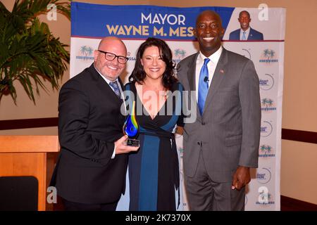 Miramar, États-Unis. 13th octobre 2022. MIRAMAR, FL - OCTOBRE 13 : le pasteur Bob Franquizz, l'épouse Carey Franquizz de la Bourse de Calvary et le maire de la ville de Miramar, Wayne M. Messam, assistent aux Prix d'affaires hispaniques 2022 du Miramar Cultural Centre on 13 octobre 2022 à Miramar, en Floride. (Photo de JL/Sipa USA) crédit: SIPA USA/Alay Live News Banque D'Images