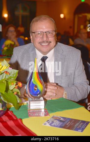 Miramar, États-Unis. 13th octobre 2022. MIRAMAR, FL - OCTOBRE 13 : Lorenzo Muniz, pose pour un portrait après avoir accepté le prix de la petite entreprise aux prix hispaniques de l'entreprise 2022 au Centre culturel Miramar sur 13 octobre 2022 à Miramar, en Floride. (Photo de JL/Sipa USA) crédit: SIPA USA/Alay Live News Banque D'Images