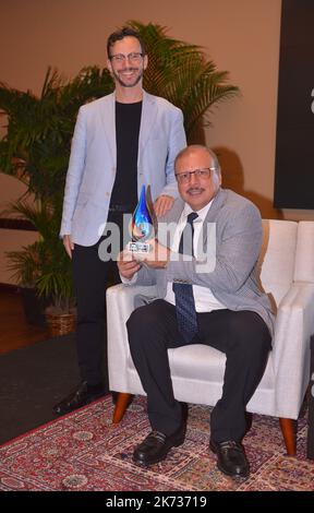 Miramar, États-Unis. 13th octobre 2022. MIRAMAR, FL - OCTOBRE 13 : Lorenzo Muniz, pose pour un portrait après avoir accepté le prix de la petite entreprise avec Stephen Muniz (L) aux prix hispaniques de l'entreprise 2022 au Centre culturel Miramar sur 13 octobre 2022 à Miramar, en Floride. (Photo de JL/Sipa USA) crédit: SIPA USA/Alay Live News Banque D'Images