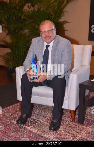 Miramar, États-Unis. 13th octobre 2022. MIRAMAR, FL - OCTOBRE 13 : Lorenzo Muniz, pose pour un portrait après avoir accepté le prix de la petite entreprise aux prix hispaniques de l'entreprise 2022 au Centre culturel Miramar sur 13 octobre 2022 à Miramar, en Floride. (Photo de JL/Sipa USA) crédit: SIPA USA/Alay Live News Banque D'Images