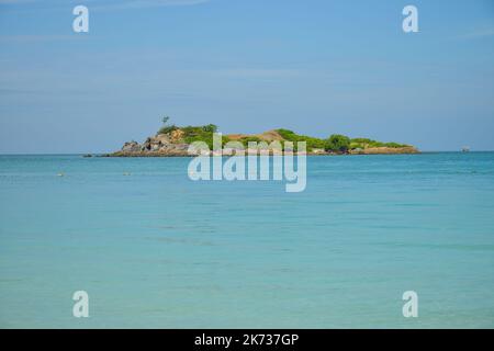 Petite île au milieu de la mer dans le district de Sattahip de la province de Chonburi en Thaïlande Banque D'Images