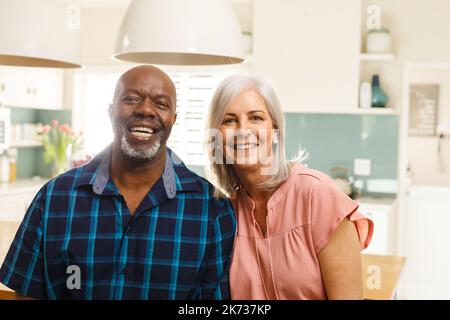 Portrait d'un heureux senior couple divers souriant Banque D'Images