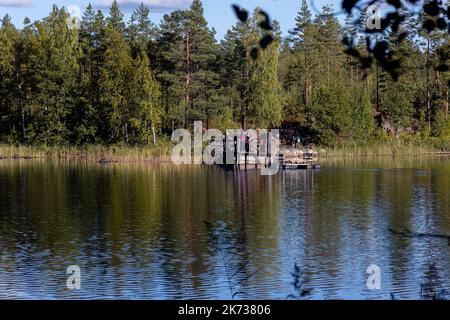 Kouvola, Finlande. 11 septembre 2022. Les gens qui font la queue pour Ketunlossi (le Fox Ferry), ont tiré à la main le ferry au parc national de Repovesi. Banque D'Images