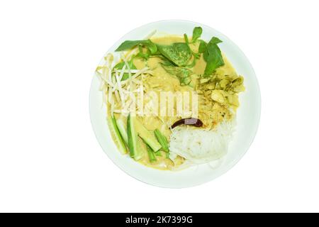 nouilles de riz vinaigrette crabe noix de coco lait sauce curry et légumes frais sur l'assiette Banque D'Images