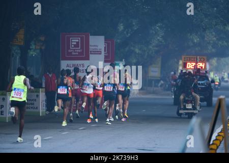 New Delhi, Inde. 16th octobre 2022. Vedanta Delhi Half Marathon est un cours certifié AIMS et est classé comme Gold Label Road Race par la World Athletics Association et est le demi-marathon le plus prestigieux au monde. Les participants courent pendant le Vedanta Delhi Half Marathon 2022, au stade Jawaharlal Nehru, à New Delhi, le dimanche 16 octobre 2022. (Credit image: © Rishabh Bameta/Pacific Press via ZUMA Press Wire) Banque D'Images