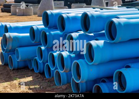 Nouveaux tuyaux en plastique bleu PVS pour le drainage des fosses septiques sur le site de construction à domicile Banque D'Images