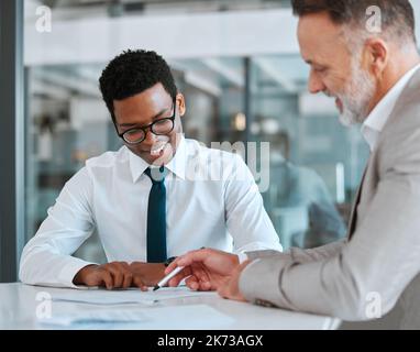 Montrez-moi où vous dépensez votre argent. deux hommes d'affaires signent un contrat dans un bureau. Banque D'Images