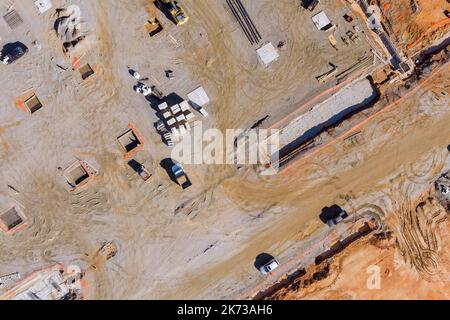 Préparer le chantier de construction d'un nouveau bâtiment en vue de verser les fondations en béton pendant la construction Banque D'Images