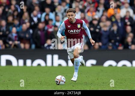 Birmingham, Royaume-Uni. 16th octobre 2022. Matthew Cash de Aston Villa en action. Match Premier League, Aston Villa v Chelsea à Villa Park à Birmingham le dimanche 16th octobre 2022. Cette image ne peut être utilisée qu'à des fins éditoriales. Utilisation éditoriale uniquement, licence requise pour une utilisation commerciale. Aucune utilisation dans les Paris, les jeux ou les publications d'un seul club/ligue/joueur. photo par Andrew Orchard/Andrew Orchard sports photographie/Alamy Live News crédit: Andrew Orchard sports photographie/Alamy Live News Banque D'Images