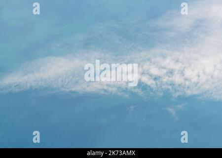 Une vue panoramique de la lumière du jour et de tous les nuages de thiny sous le ciel bleu, le ciel et les nuages bannière, le concept de papier peint. Photo de haute qualité Banque D'Images