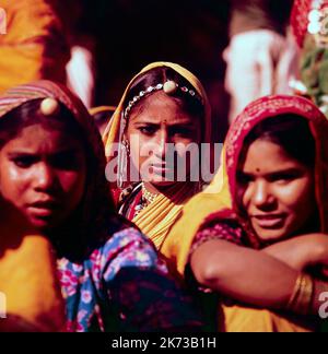 Photographie couleur vintage 1961 montrant des femmes en robe traditionnelle à Delhi en Inde. Banque D'Images