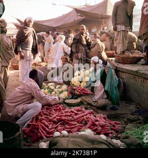 Une photographie couleur vintage de 1961 montrant des commerçants dans un marché de Subzi Mandi, ou légumes, à Delhi, en Inde. Banque D'Images