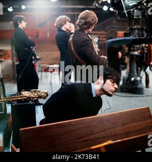 Photographie en couleur vintage 1960s montrant le British Pop Rock Band Manfred Mann dans un studio de télévision. Banque D'Images