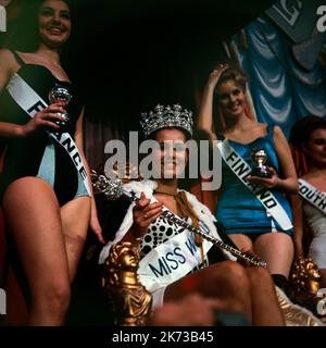 La gagnante du titre « monde du son » 1962, Catharina Lodders des pays-Bas, avec Miss France et Miss Finlande à ses côtés. Elle est assise sur le trône portant une couronne. Le concours a eu lieu à Londres. Banque D'Images