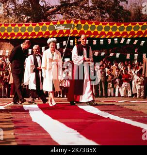 Photographie couleur vintage 1961 montrant la reine Elizabeth II en visite à la cathédrale de Lahore en Inde, avec l'évêque de Lahore, le révérend L. A. Woolmer. Fait partie de la visite indienne Queens 1961. Prince Phillip en arrière-plan. Banque D'Images