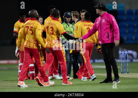 Hobart, Australie. 17th octobre 2022. Les joueurs et les officiels se secouent la main après le T20 match de la coupe du monde des hommes de la CPI entre l'Irlande V Zimbabwe à Bellerive Oval sur 17 octobre 2022 à Hobart, en Australie. IMAGE LIMITÉE À L'USAGE ÉDITORIAL - STRICTEMENT AUCUNE UTILISATION COMMERCIALE crédit: Izhar Ahmed Khan/Alamy Live News/Alamy Live News Banque D'Images