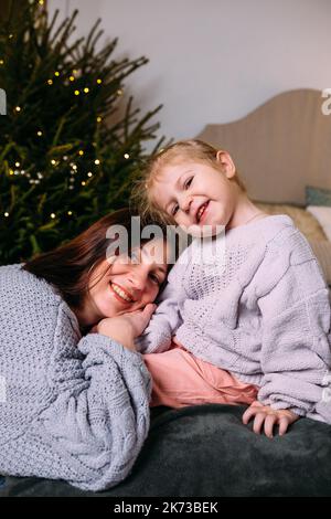 Mère et fille s'amuser et se détendre à la maison. Concept Noël et nouvel an Banque D'Images