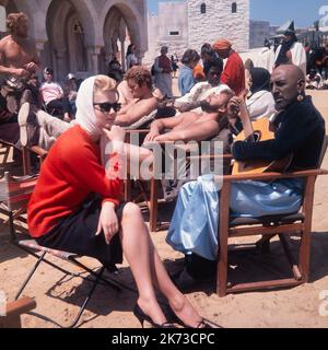 Vintage 1963 photo couleur montrant l'acteur britannique Lionel Jeffries se détendre pendant le tournage de 'The long Ships' en Yougoslavie. Le film est sorti en 1964 avec Jeffries jouant la part d'Aziz. Banque D'Images