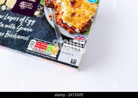 Utiliser par date et informations nutritionnelles sur un repas de lasagne prêt pour un par Sainsburys Banque D'Images