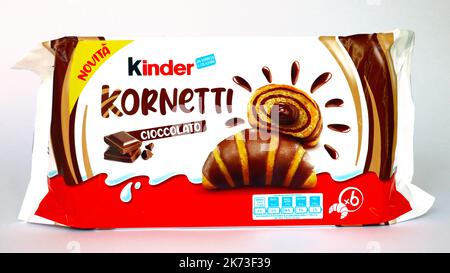 Croissants Kinder KORNETTI au chocolat. Kinder est une marque de produits alimentaires fabriqués en Italie par Ferrero Banque D'Images