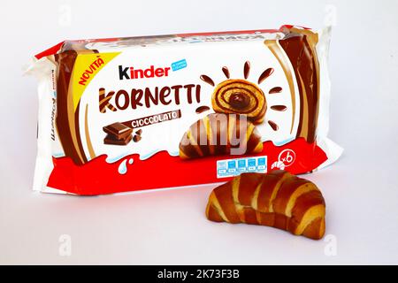 Croissants Kinder KORNETTI au chocolat. Kinder est une marque de produits alimentaires fabriqués en Italie par Ferrero Banque D'Images