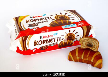 Croissants Kinder KORNETTI au chocolat. Kinder est une marque de produits alimentaires fabriqués en Italie par Ferrero Banque D'Images