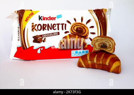 Croissants Kinder KORNETTI au chocolat. Kinder est une marque de produits alimentaires fabriqués en Italie par Ferrero Banque D'Images