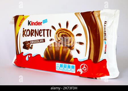 Croissants Kinder KORNETTI au chocolat. Kinder est une marque de produits alimentaires fabriqués en Italie par Ferrero Banque D'Images