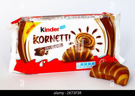 Croissants Kinder KORNETTI au chocolat. Kinder est une marque de produits alimentaires fabriqués en Italie par Ferrero Banque D'Images